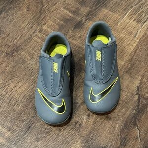 Nike toddler soccer cleats size 11.5